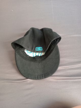 Gorra DC negra y turquesa