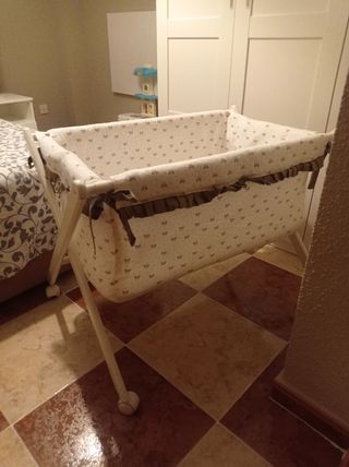 Minicuna blanca con ruedas