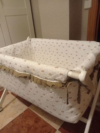 Minicuna blanca con ruedas
