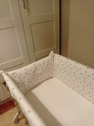 Minicuna blanca con ruedas