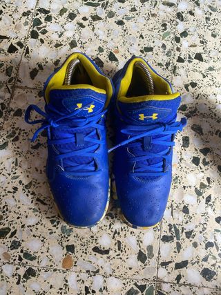 Zapatillas Under Armour azules y amarillas