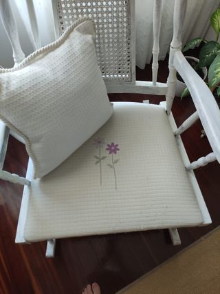 Silla mecedora blanca antigua