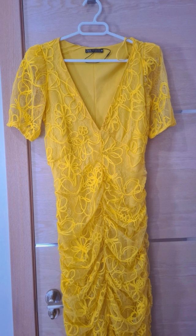 Vestido Zara amarillo midi encaje frunces invitada