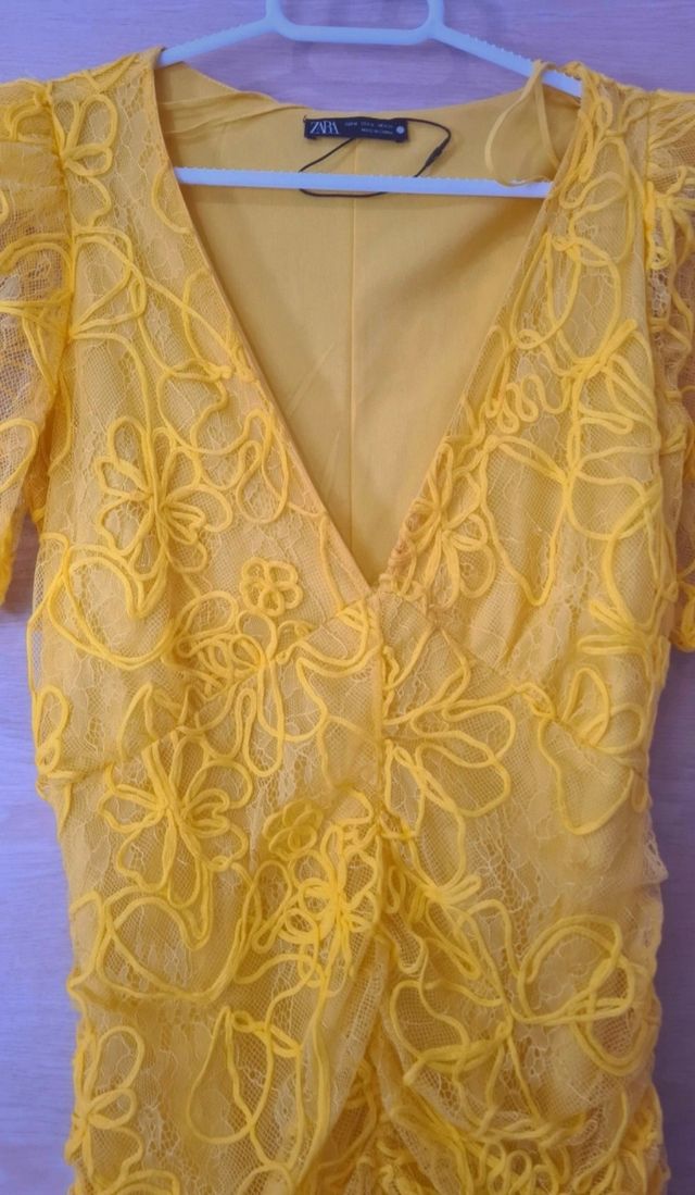 Vestido Zara amarillo midi encaje frunces invitada