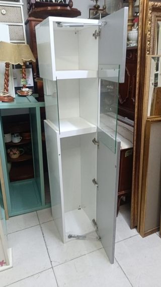 Vitrina blanca y plateada