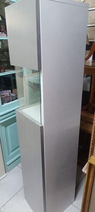 Vitrina blanca y plateada