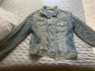 Cazadora Levis etiqueta roja como nueva