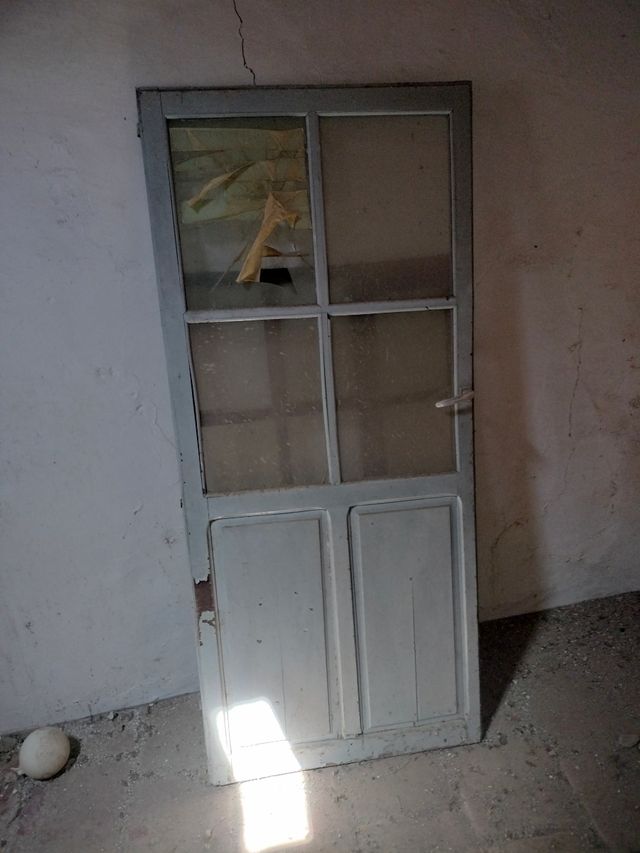 Puerta antigua de madera con cristal