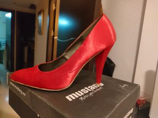 Zapato tacón rojo Mustang