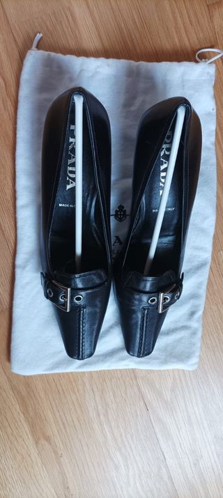Tacones PRADA negros con hebilla decorativa 36