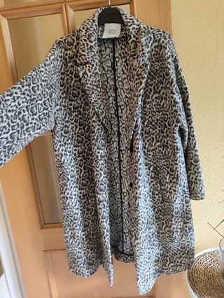Abrigo Zara L estampado leopardo