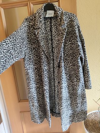 Abrigo Zara L estampado leopardo