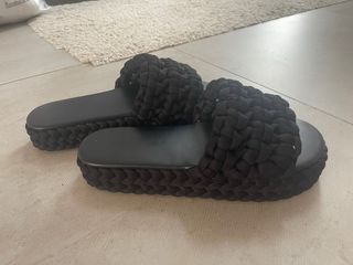 Chanclas negras tejidas