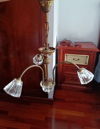Dos  lámparas de araña dorada para habitación