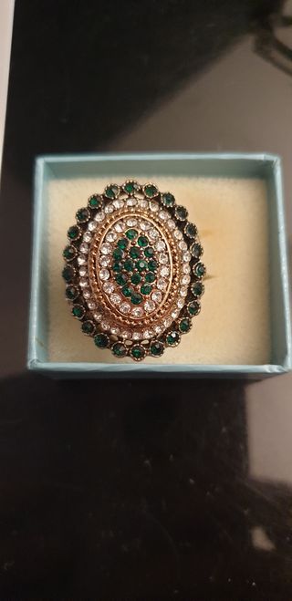 Anello con pietre e  strass