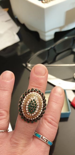 Anello con pietre e  strass