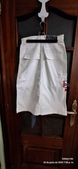 Falda blanca estilo cargo