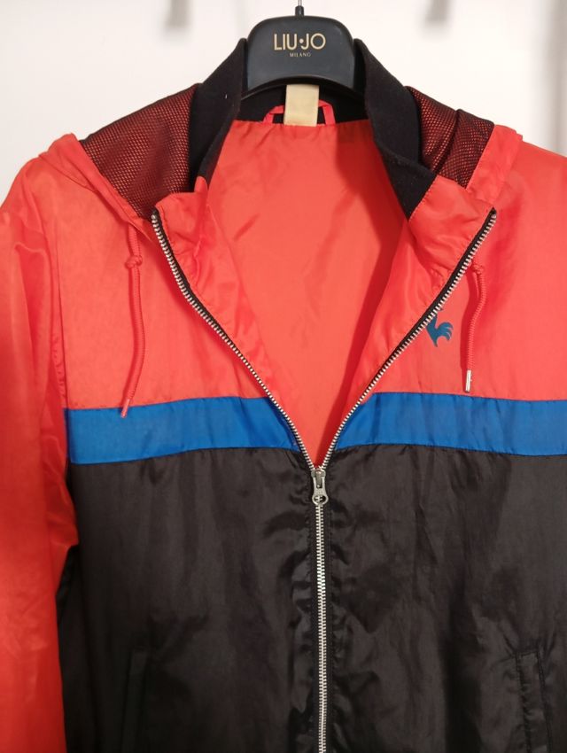 Chaqueta cortavientos roja y negra