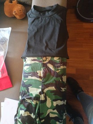 Conjunto top negro y pantalón camuflaje