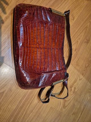 Bolso de cocodrilo marrón