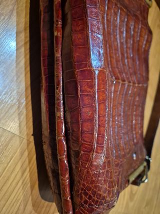 Bolso de cocodrilo marrón