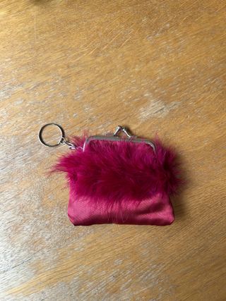 Monedero pequeño con plumas