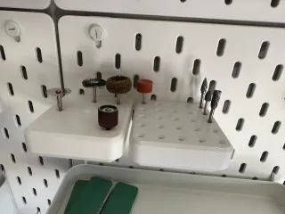 Soporte SKADIS para dremel - 2 uds