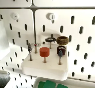 Soporte SKADIS para dremel - 2 uds