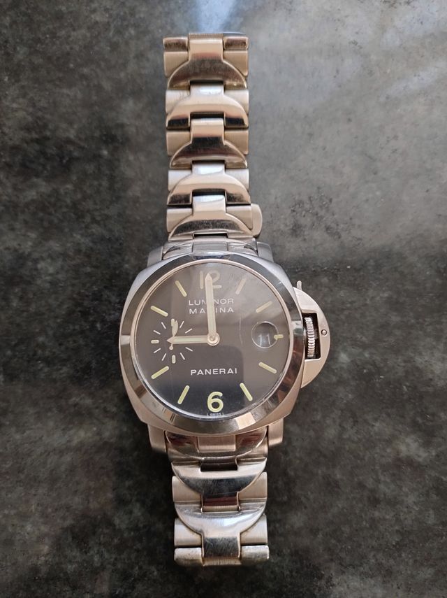 Reloj de pulsera metálico