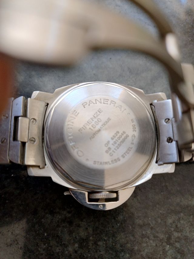 Reloj de pulsera metálico