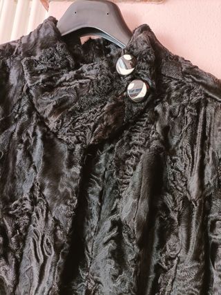 Cappotto in Astrakan - Nero, lungo al ginocchio.