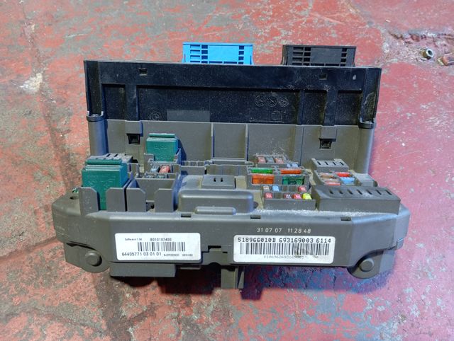 CAJA RELES / FUSIBLES BMW
