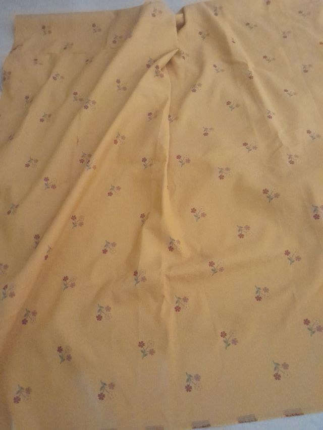 Tela tapicería amarilla flores