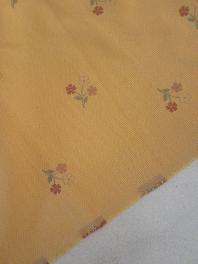 Tela tapicería amarilla flores