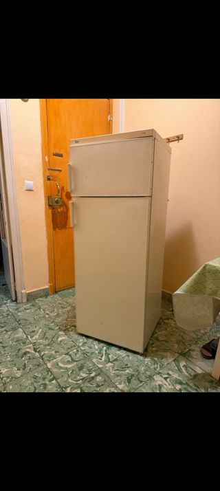 Nevera pequeña blanca