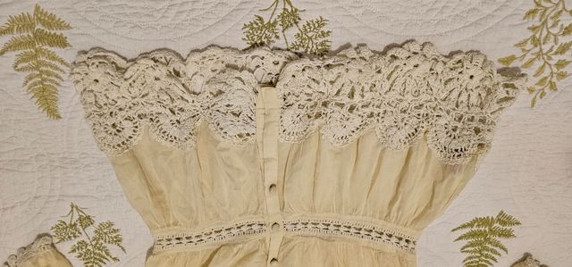 Blusa tono amarillo palo. Romántica - Talla S.