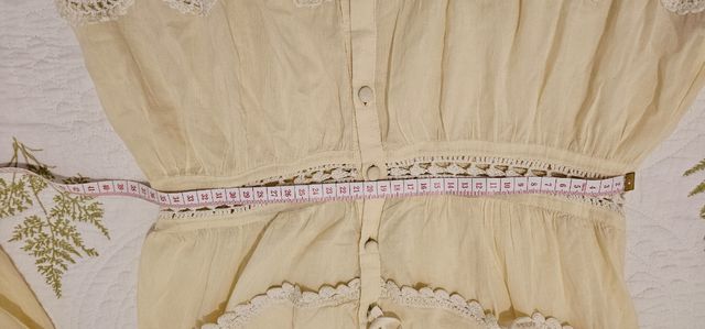 Blusa tono amarillo palo. Romántica - Talla S.