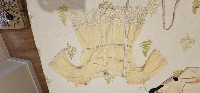 Blusa tono amarillo palo. Romántica - Talla S.