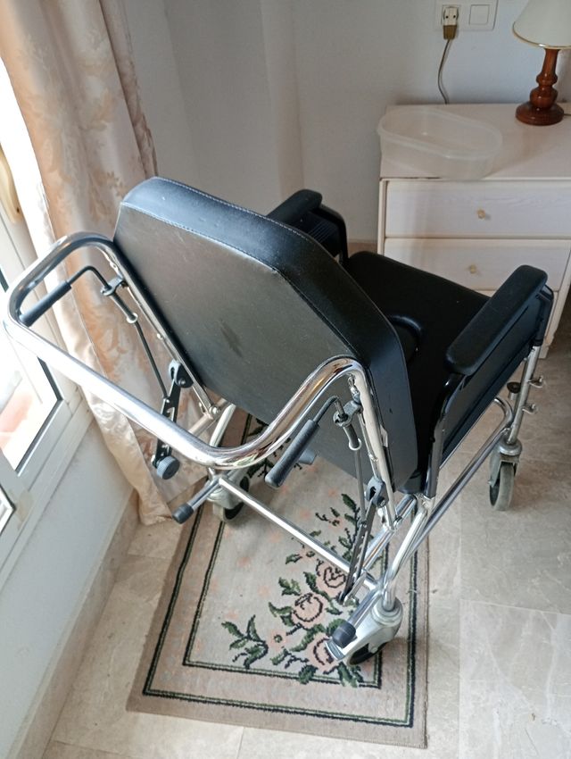 Sillón de ruedas WC respaldo ajustable