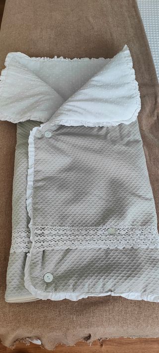 Saco bebé carrito gris. Paz Rodríguez.