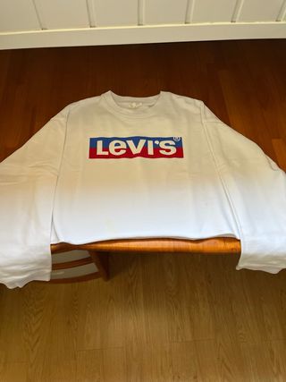 Sudadera Levi's blanca, corte cropped