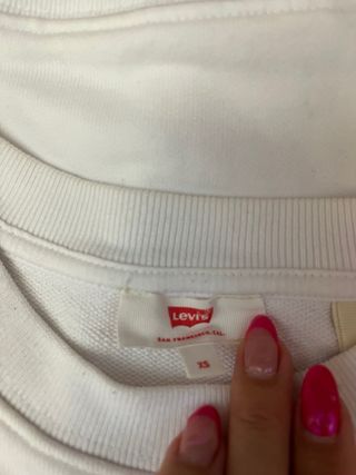 Sudadera Levi's blanca, corte cropped