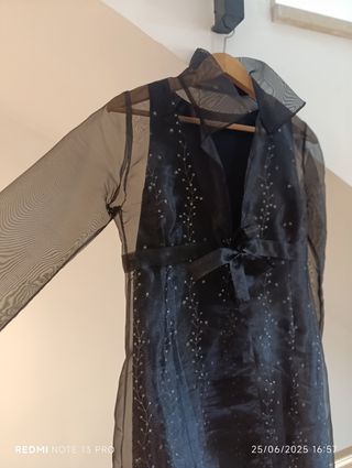 Vestido negro fiesta + abrigo transparente