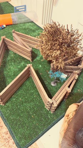 Vallado infantil de madera con arbol