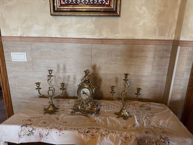 Reloj de Quartz y candelabros bronce.