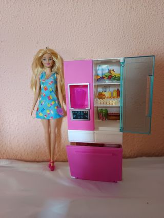 Barbie nevera rosa, refrigeradora.