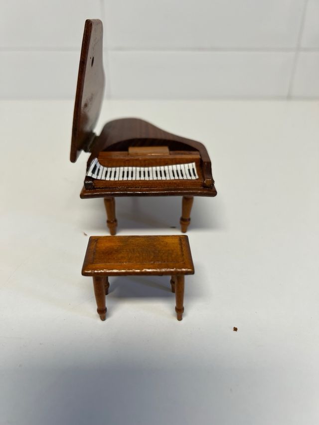 Muebles miniatura madera: piano y 7 piezas