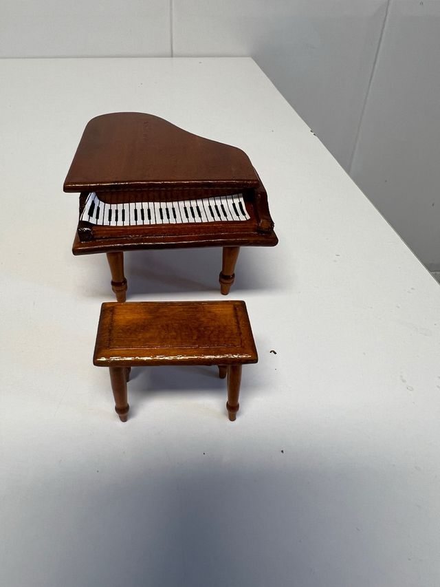 Muebles miniatura madera: piano y 7 piezas