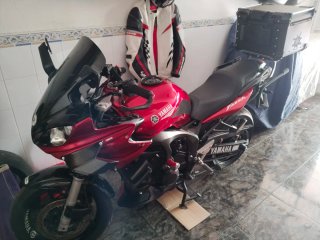 Yamaha Fazer 600 roja