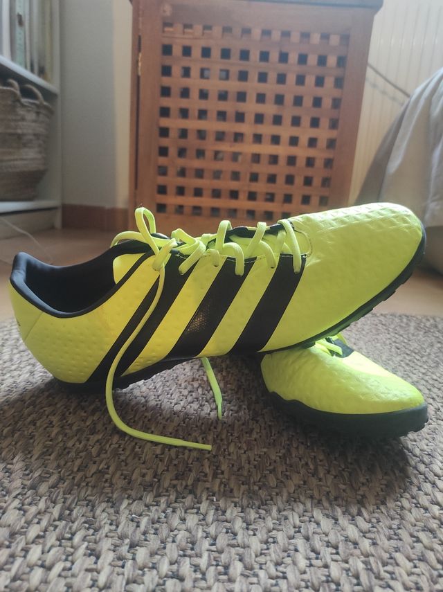 Botas fútbol Adidas multitaco.